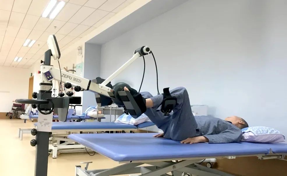 在塔克拉玛干沙漠边广州海珠援疆医疗队“靶向”帮扶